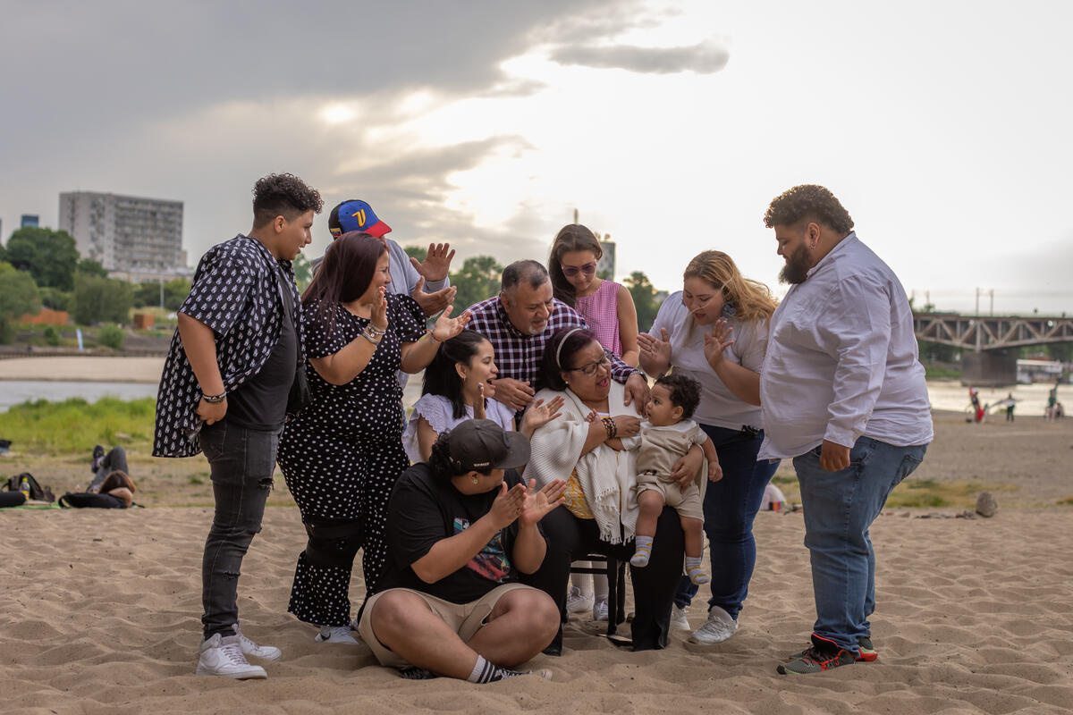 Una familia celebrando al aire libre
