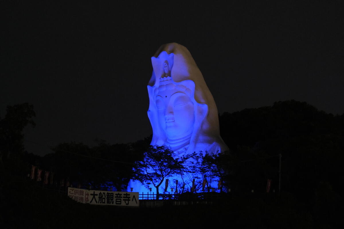Un monumento iluminado de azul