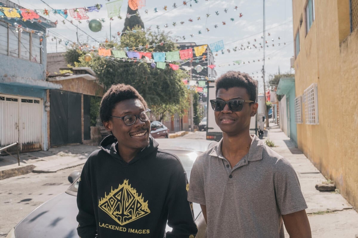 Dos hombres caminan juntos en una calle.