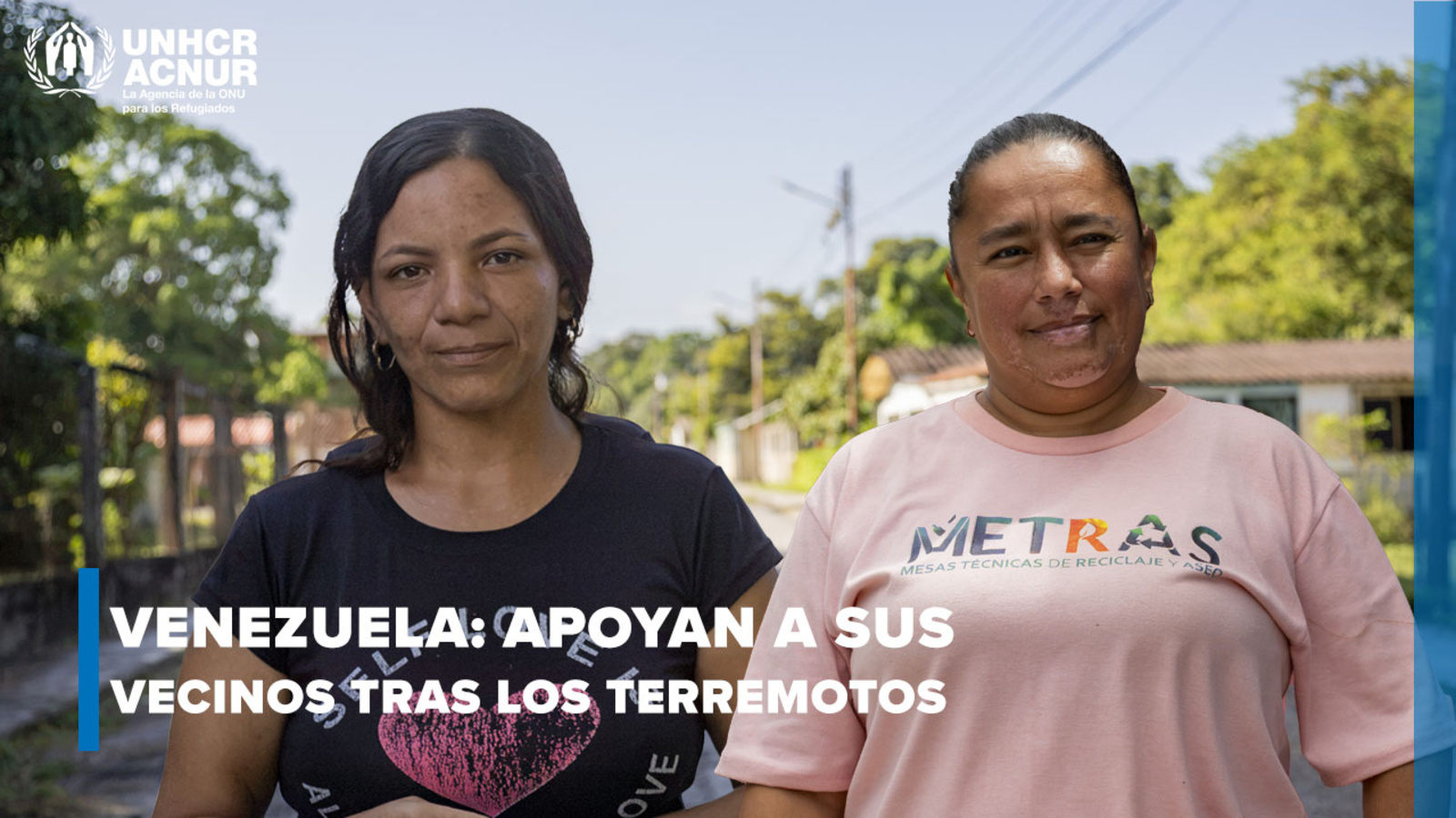 Dos mujeres de pie con un fondo de árboles