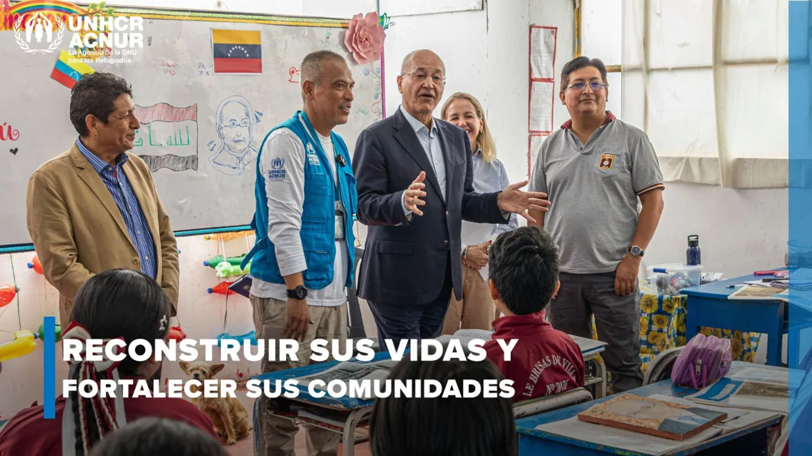 El Alto Comosionado habla con los niñoas y niñas de una escuela en Lima, acompañado por funcionarios de ACNUR y personal docente.
