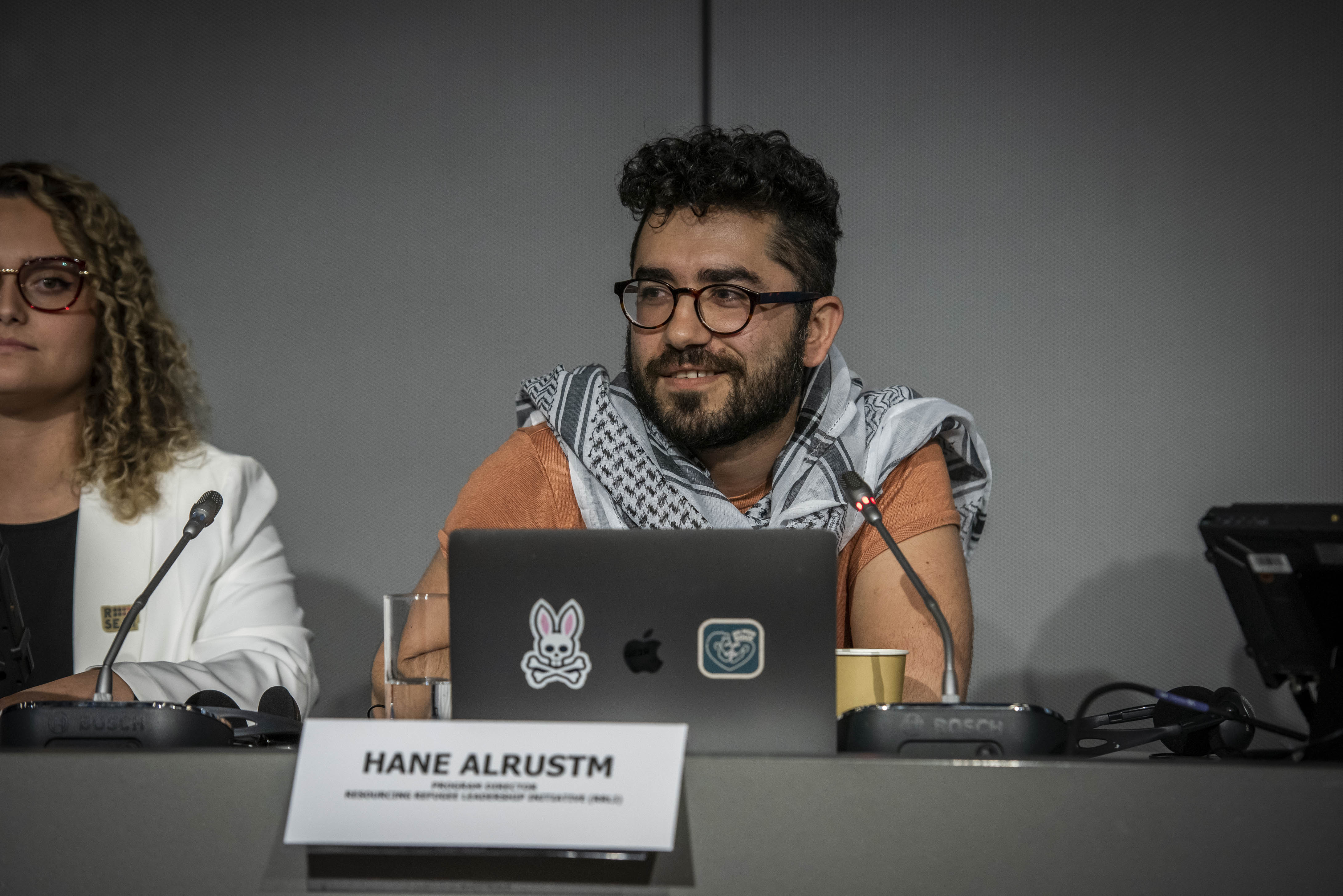 Un hombre sentado detrás de un podio durante una mesa redonda
