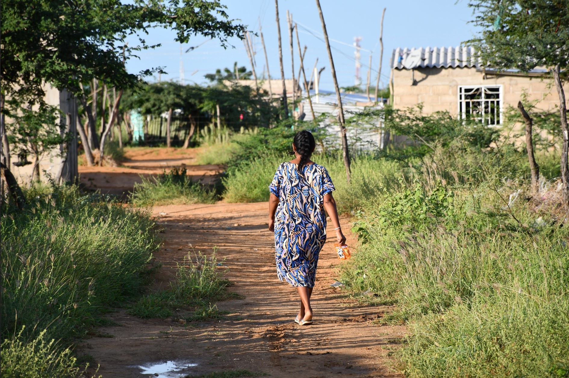 Una mujer caminando.