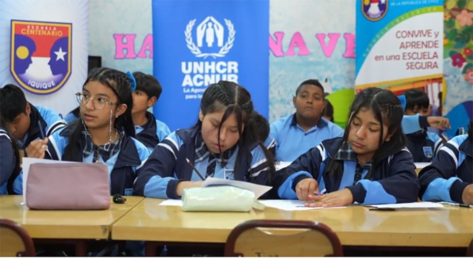 Un grupo de niñas en un salón de clases.