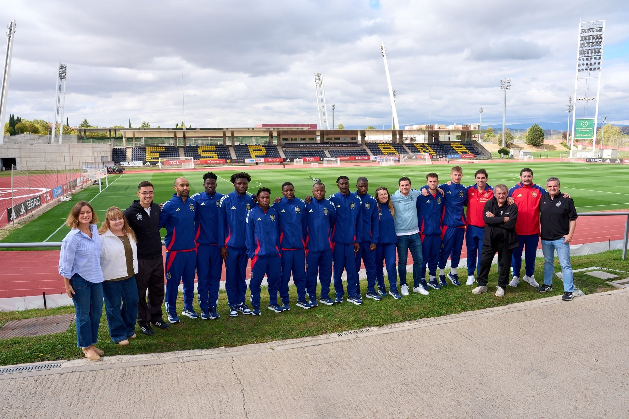 La selección española de refugiados antes de viajar a Zeist para la Unity EURO Cup 2025.