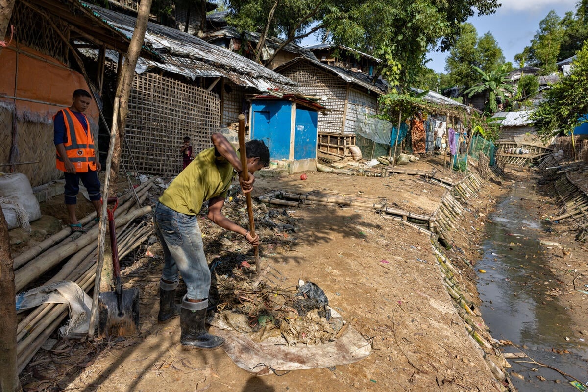 Bangladesh. Mohammed Anower, voluntario de ACNUR, y su grupo climático limpian un arroyo.
