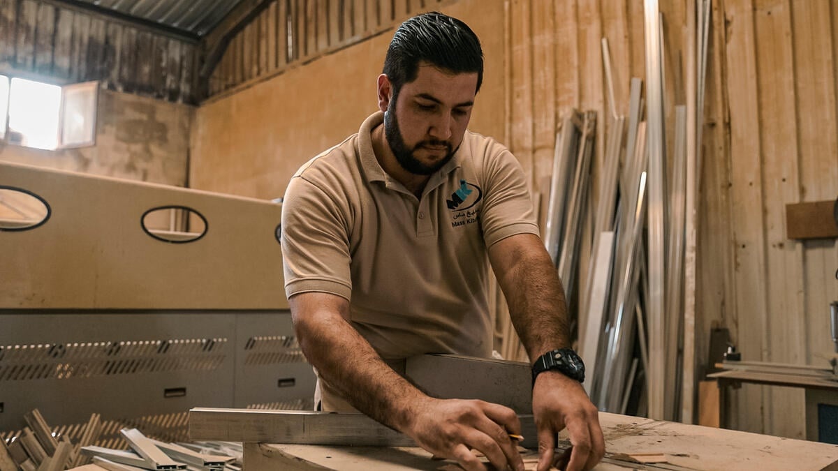 Un hombre trabaja en un taller de carpintería