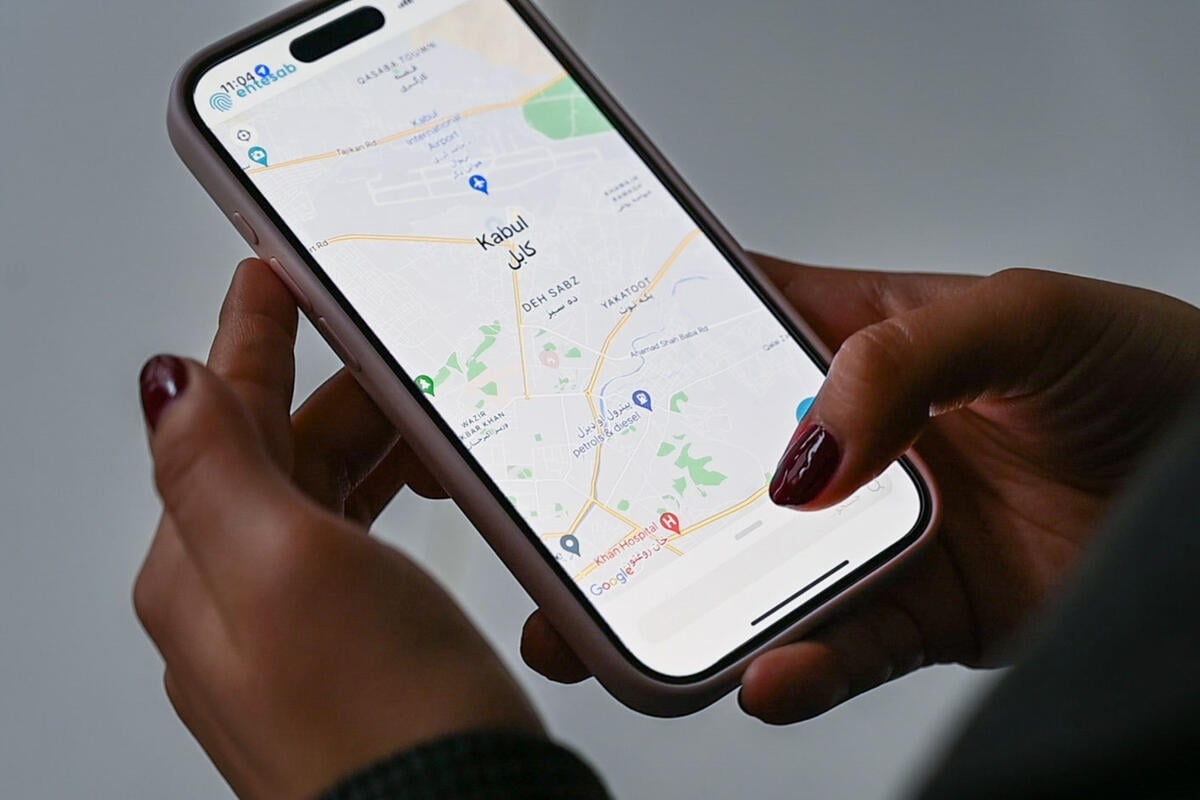 Unas manos sostienen un teléfono celular que muestra un mapa en la pantalla