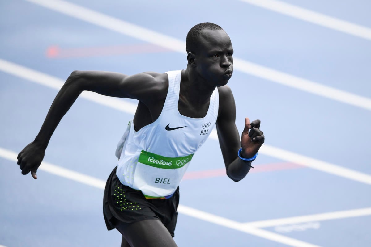 Un atleta sursudanés corre por una pista de atletismo