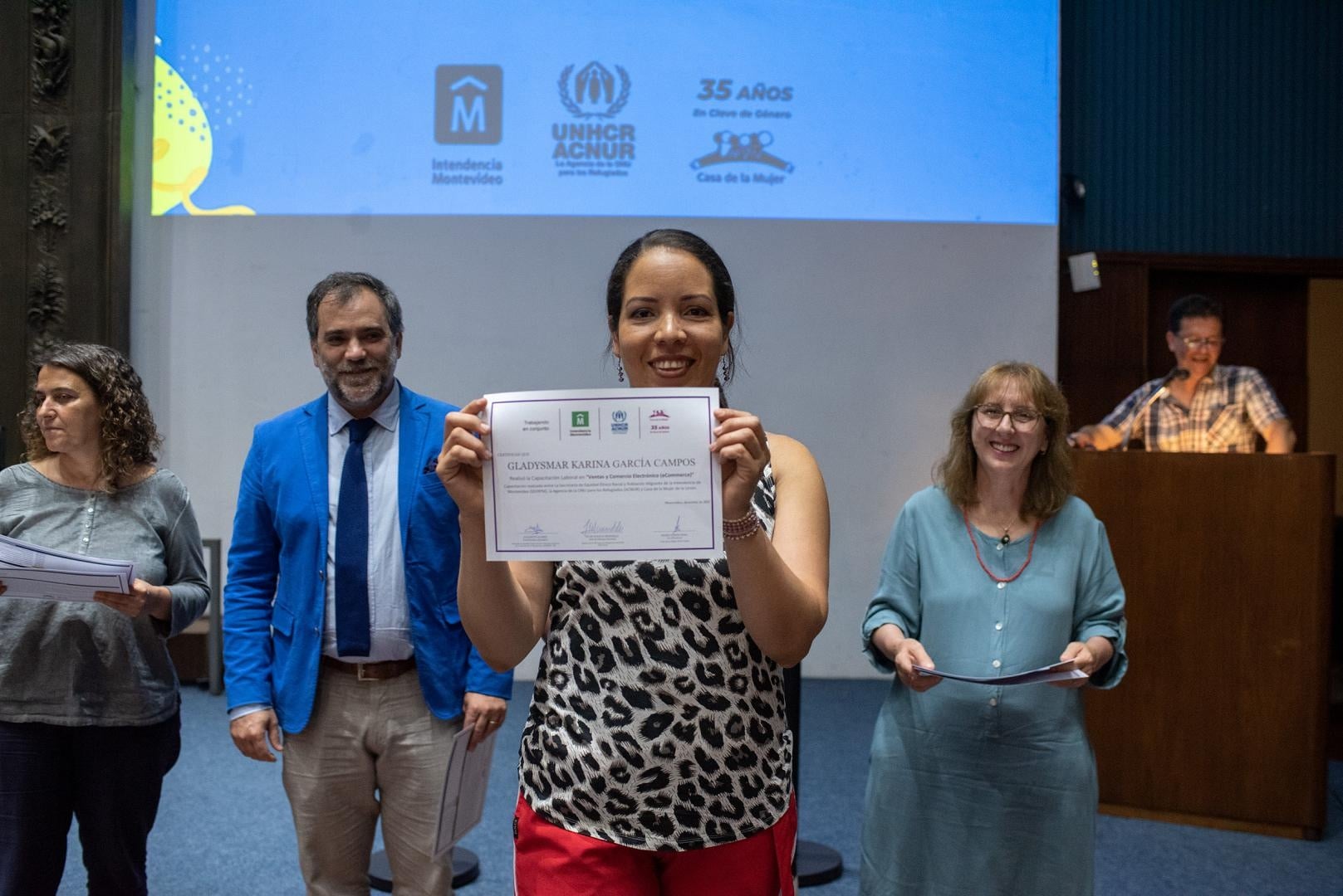 Una de las participantes exhibe con orgullo su certificado.