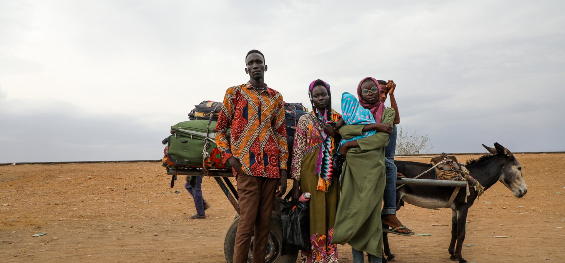Una familia sudsudanesa retornada junto a un carro tirado por burros en el que llevan sus pertenencias