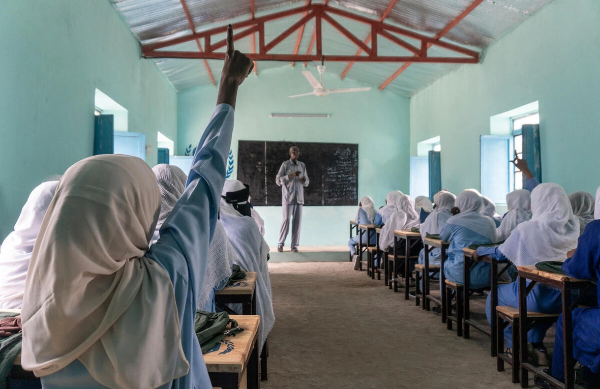 Las estudiantes que han regresado recientemente a clase asisten a la Escuela Secundaria para niñas Al Jabalain, en el estado de Nilo Blanco, Sudán.
