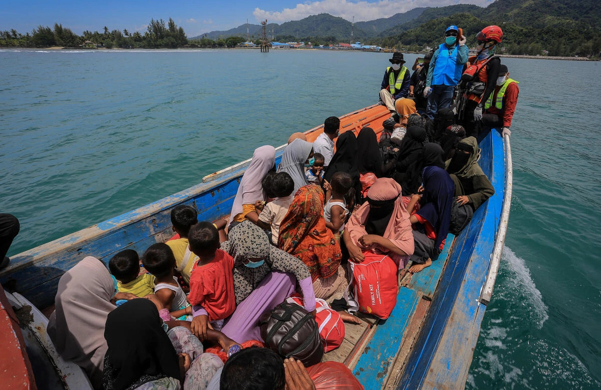 Personas refugiadas rohingyas rescatadas frente a la costa de Indonesia en 2024 tras un angustioso viaje a través del mar de Andamán, una de las rutas supervisadas por la nueva plataforma.