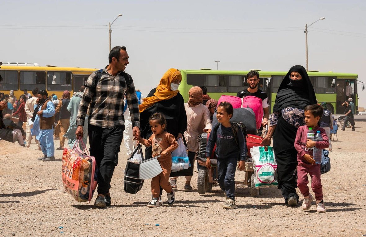 Una familia afgana regresa a su hogar desde Irán tras cruzar la frontera de Islam Qala, en la provincia afgana de Herat, en julio de 2025.