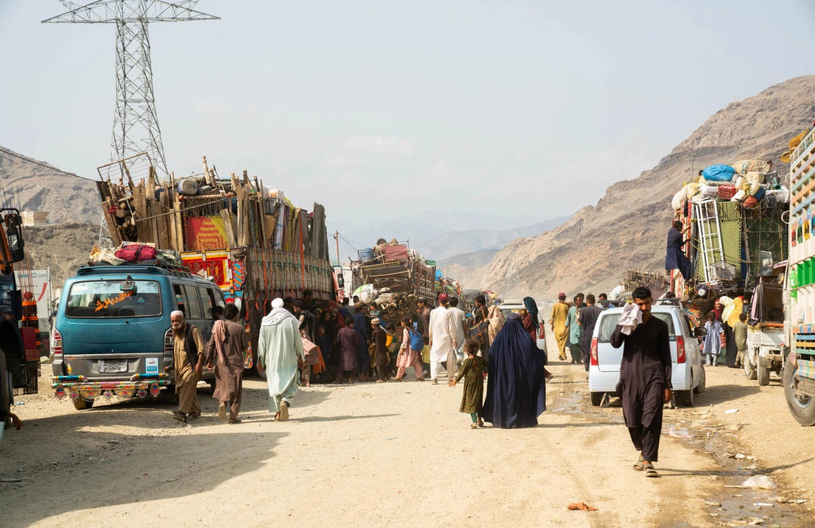 Retornados afganos cruzan por el paso fronterizo de Torkham, desde Pakistán, en septiembre de 2025, como parte de la oleada de retornos de refugiados desde Pakistán e Irán, que tiene lugar desde 2023.