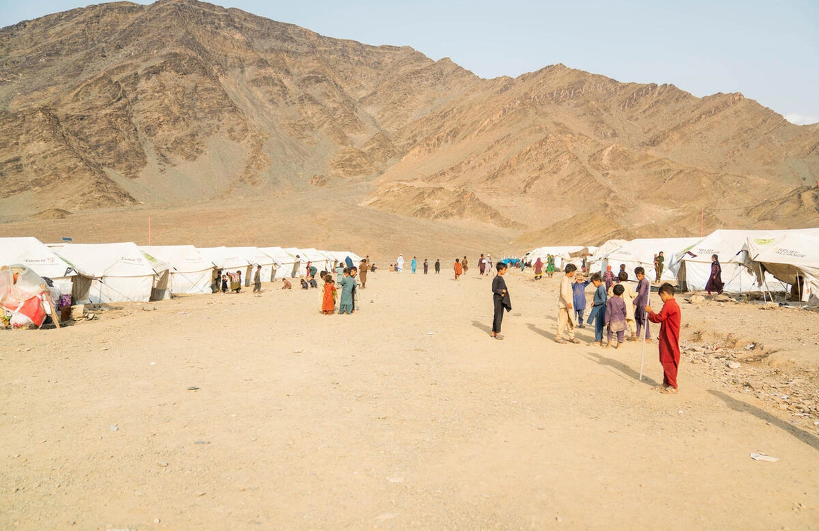 Familias afganas que han regresado recientemente viven en tiendas de campaña cerca del paso fronterizo de Torkham con Pakistán.