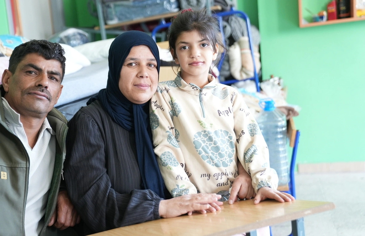 Los refugiados sirios Saddam Smadi, su esposa Hajar y su hija Jana en un aula de una escuela de Trípoli que se ha convertido en un refugio colectivo para personas desplazadas.