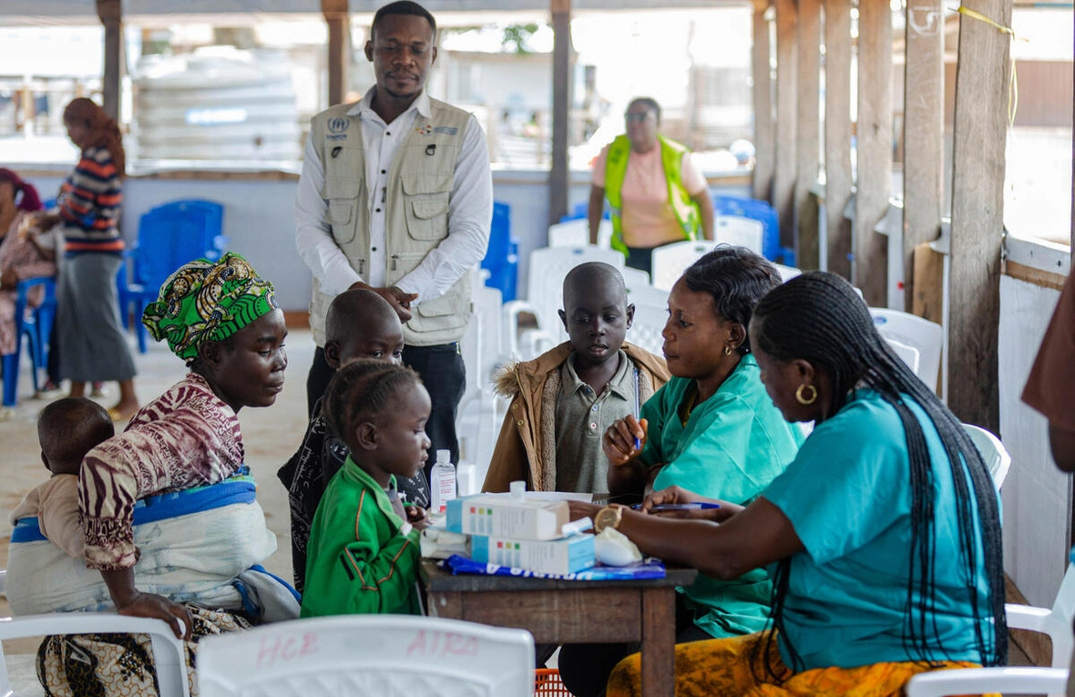 Mariam Furahisha (izquierda) y su familia regresan a su casa de Uvira, en la provincia congoleña de Kivu Sur, cruzando la frontera de Kavimvira después de varios meses en un campo de refugiados en Burundi.