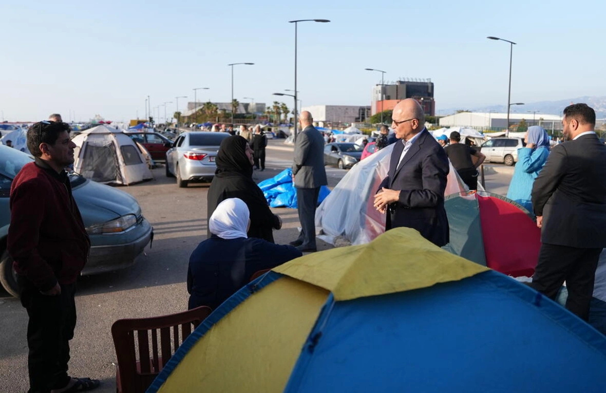 El Alto Comisionado de las Naciones Unidas para los Refugiados, Barham Salih (en el centro), habla con familias libanesas desplazadas en Beirut.