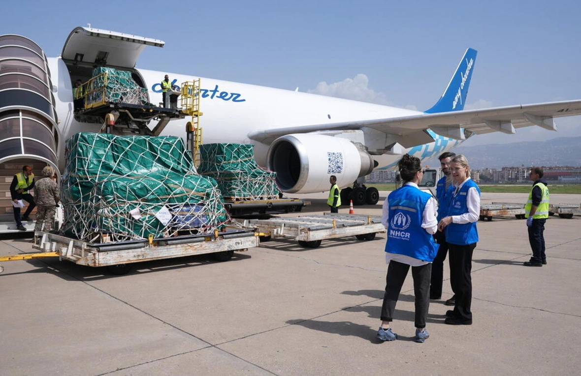 El equipo de ACNUR en el Líbano recibe un envío aéreo con más de 11.000 artículos de primera necesidad.
