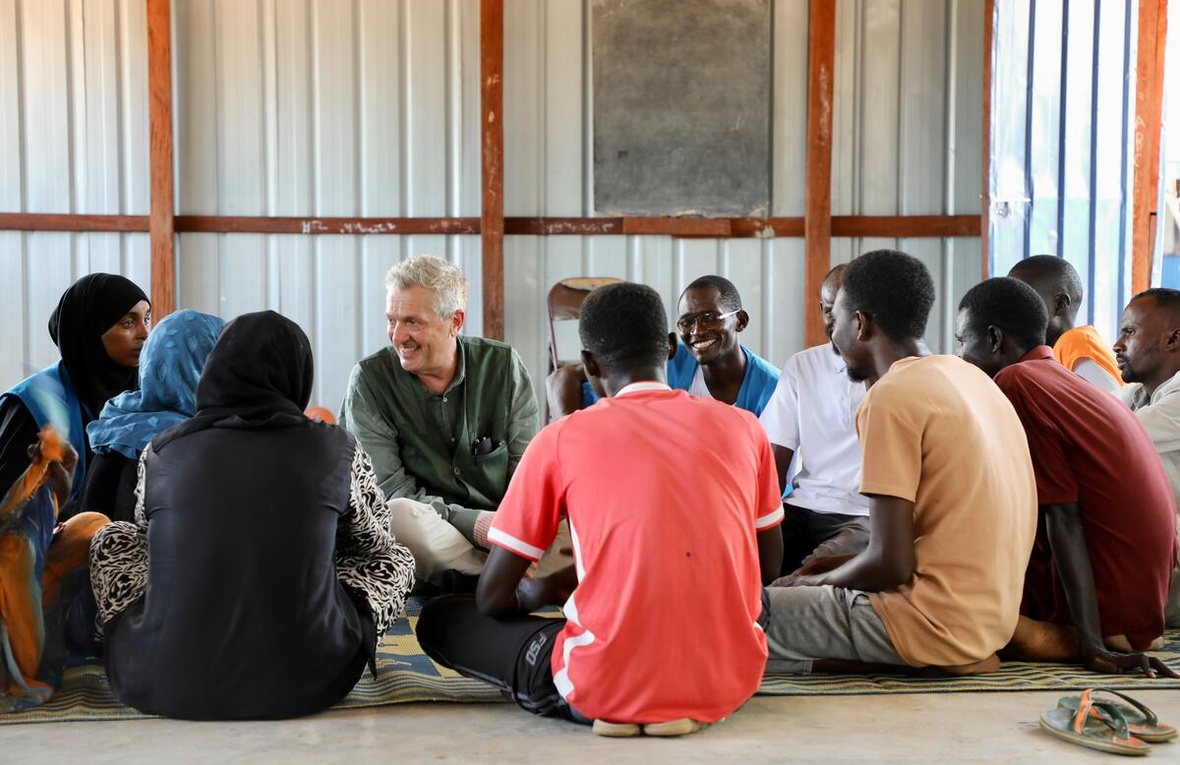 El Alto Comisionado Filippo Grandi sentado con un grupo de jóvenes refugiados sudaneses