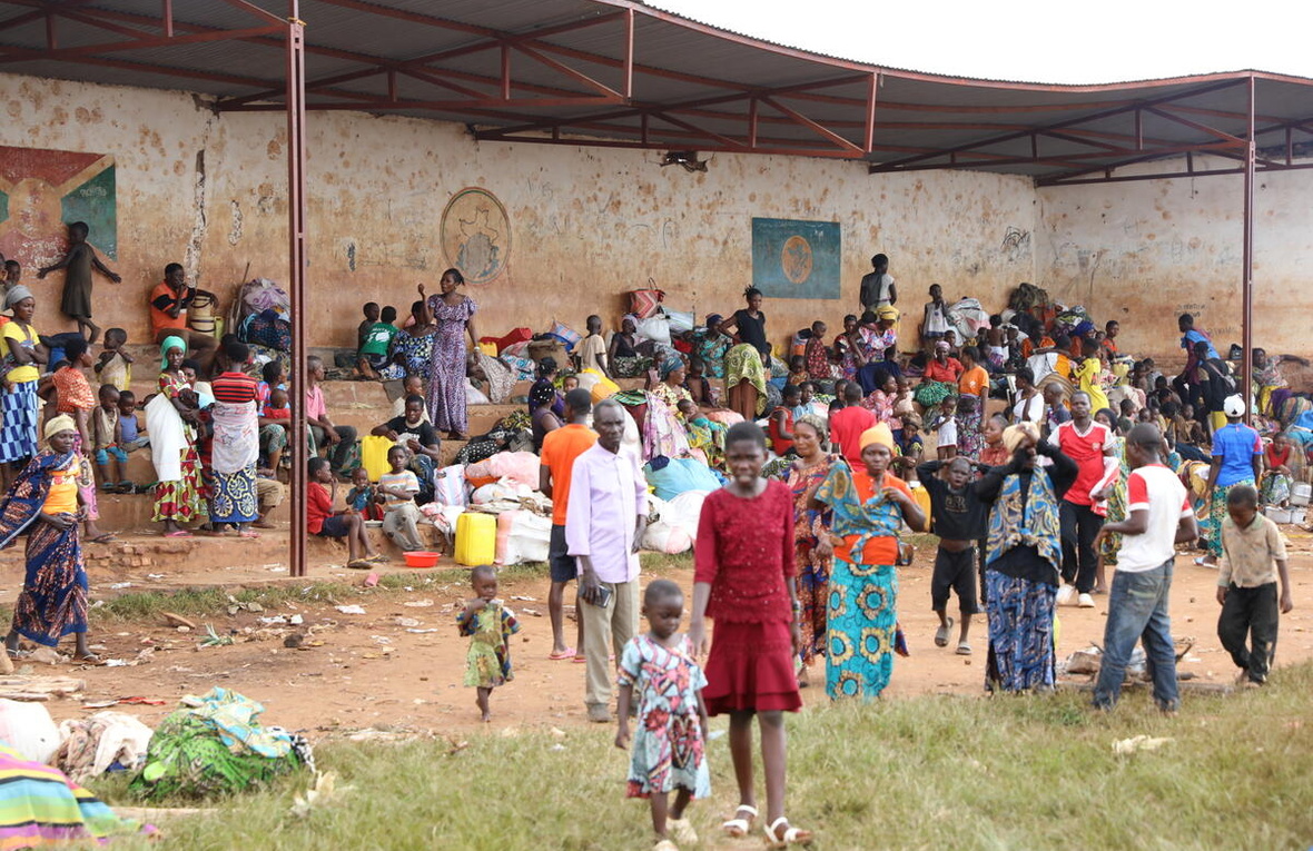 Familias que huyeron de la violencia en la República Democrática del Congo se refugian en una escuela en la provincia de Cibitoke, en el noroeste de Burundi.