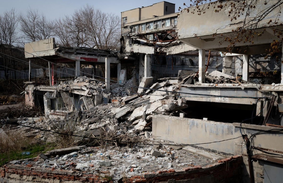 Exterior de edificios dañados a causa de la guerra, con techos y paredes derrumbados