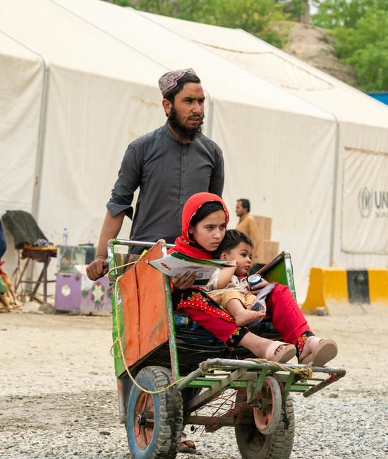 Hadigul lleva a sus hermanas pequeñas, Sabria y Freshta, mientras retornan a Afganistán. A pesar de las dificultades a las que se han enfrentado, esta familia tan unida demuestra su fortaleza y resiliencia en esta nueva etapa.