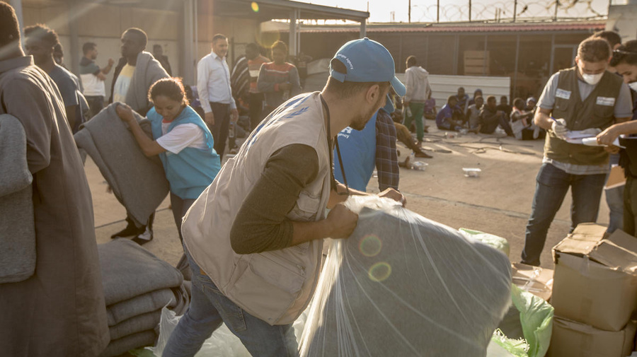 Personal de ACNUR distribuye artículos de ayuda básica a personas refugiadas y migrantes en Trípoli, Libia.