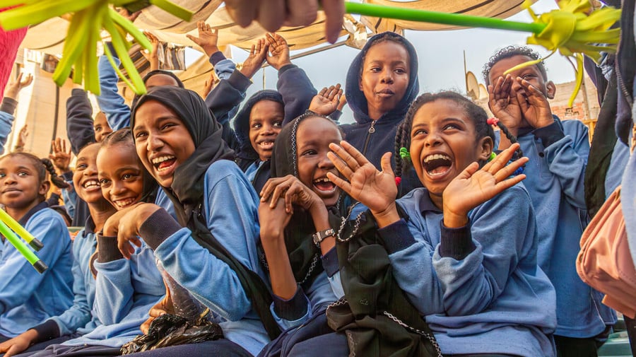 Un grupo de niñas y niños sonrientes