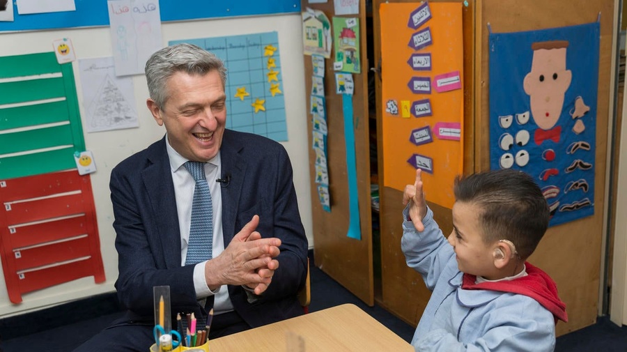 Filippo Grandi, cabeza de ACNUR, comparte un momento con un niño sitio en una escuela para niñez sorda en Líbano