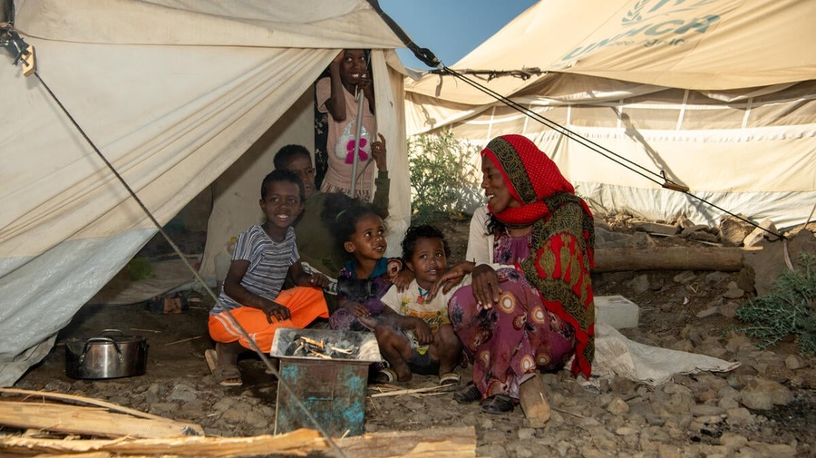 Emun, refugiada eritrea, enciende una fogata afuera de su alojamiento en el campamento de Alemwach, donde ella y sus hijos forman parte de las más de 20.000 personas eritreas desplazadas por el conflicto en la región etíope de Tigray.