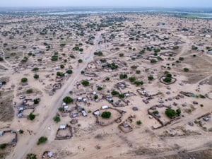 Toma aérea de un territorio árido donde se pueden observar alojamientos