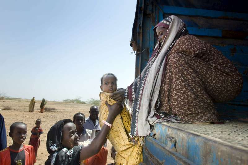 acnur-come-a-a-transferir-refugiados-somalis-para-campo-na-eti-pia