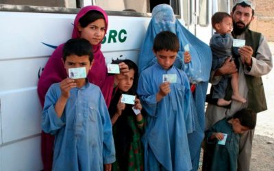 Afegãos recebem documentos de identidade no Paquistão