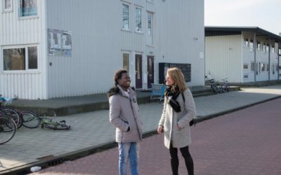 Projeto habitacional inovador aproxima jovens holandeses de refugiados
