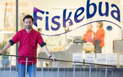 Refugiado afegão vira dono de peixaria famosa na Noruega