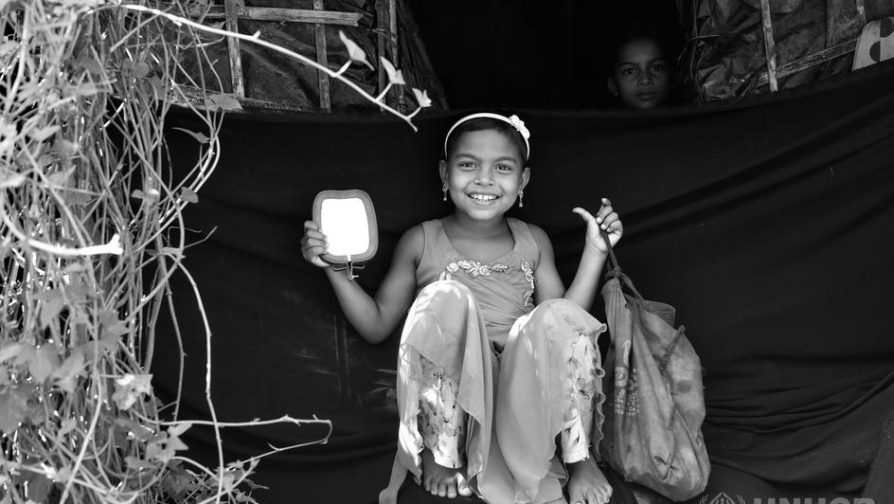 Refugiada rohingya Shahina e sua bolsa azul. ©ACNUR / Brian Sokol