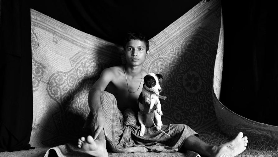 Refugiado rohingya Yacoub usando a corrente no pescoço, último presente do pai. © ACNUR / Brian Sokol