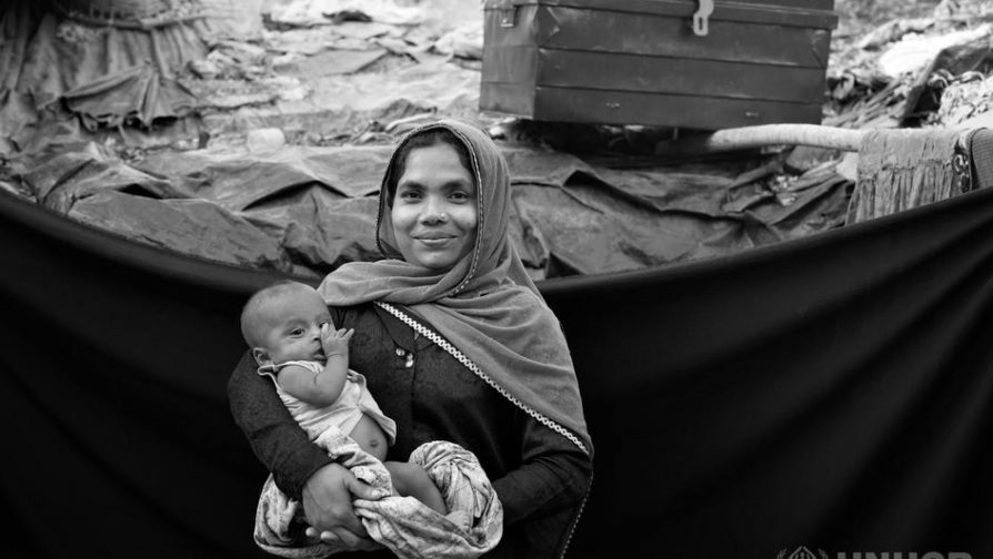 Refugiada rohingya Nuras segura seu bebê no campo de refugiados em Bangladesh. © ACNUR / Brian Sokol
