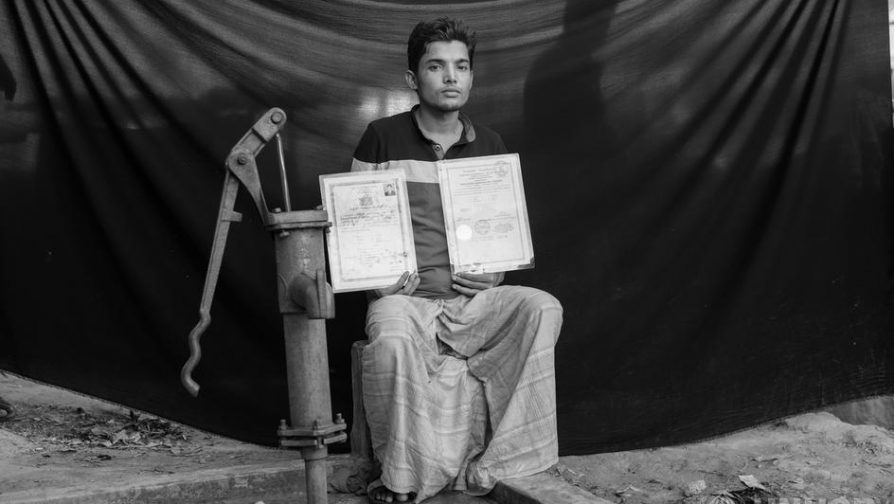 Refugiado rohingya Mohammed e seus documentos educacionais. © ACNUR / Brian Sokol