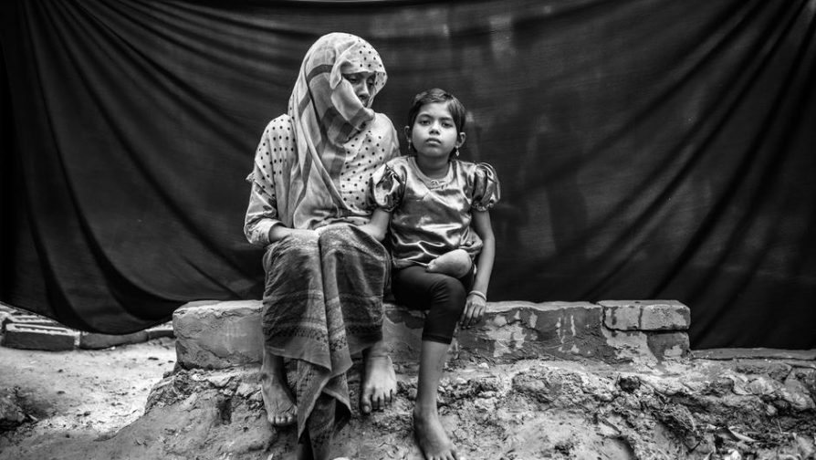 Refugiada rohingya Noor e sua filha Roshida. © ACNUR / Brian Sokol