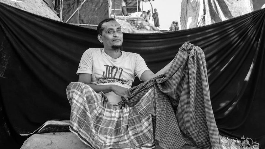 Refugiado rohingya Noor mostra a roupa que usava no dia em que fugiu. Foi o que restou. © ACNUR / Brian Sokol