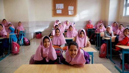 Alunas da Escola Primária de Vahdat tentam conter suas risadas para uma foto em grupo antes que seus professores cheguem à sala