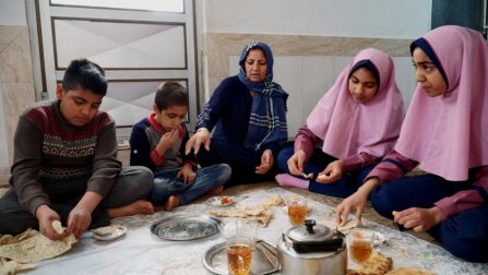 A refugiada afegã Halime (centro) prepara o café da manhã para as filhas Parisa 16 e Parimah, 14, em casa, em Esfahan, no Irã central