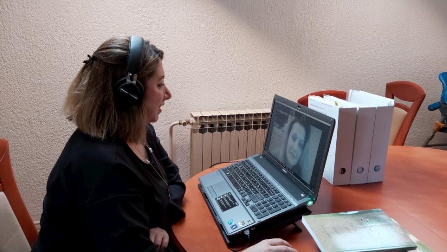 A refugiada iraniana Afsaneh dá uma aula à psicóloga sérvia Ivana. Os encontros acontecem por videochamda por conta da COVID-19