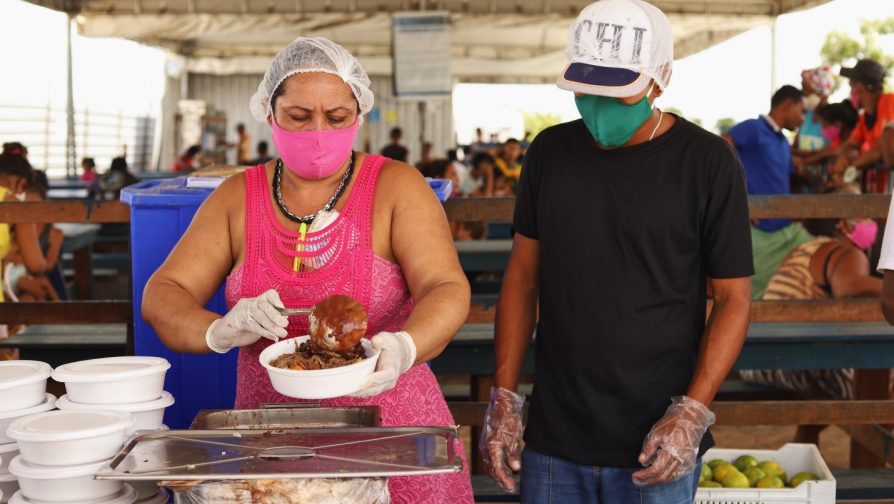 Jennimar durante distribuição de refeições no maior abrigo de Roraima, o Rondon 3