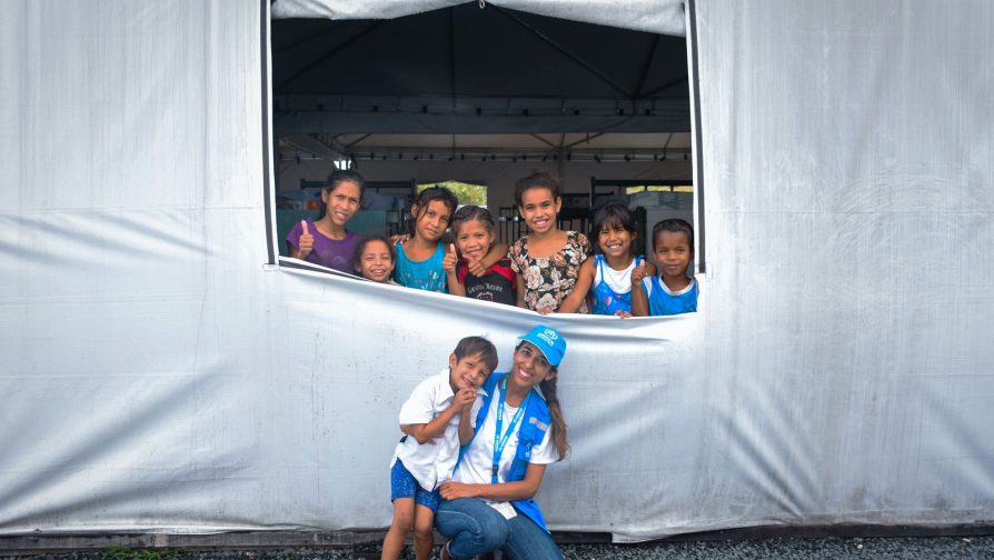 Allana Ferreira, assistente de informação pública do ACNUR, em abrigo temporário para famílias em situação de vulnerabilidade em Pacaraima, no norte do Brasil, em julho de 2019