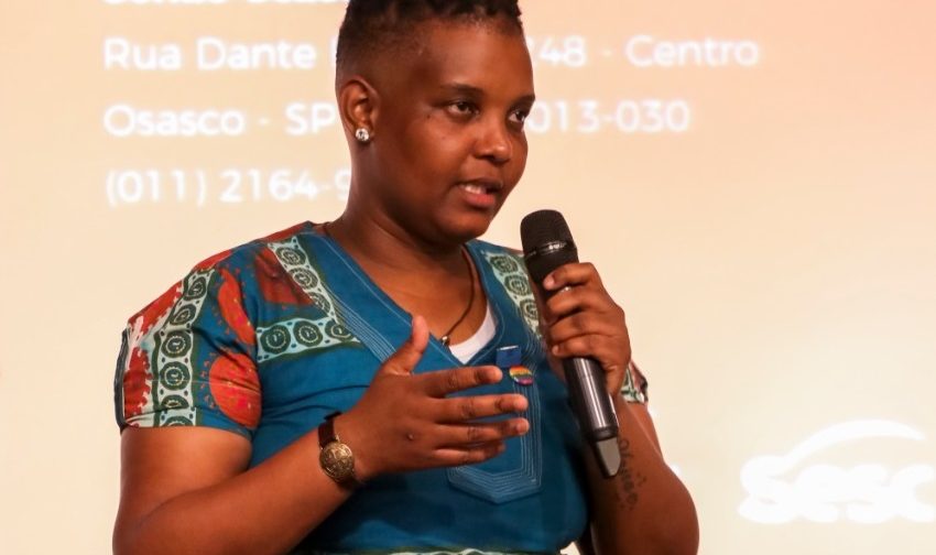 Lara conta sua trajetória em evento sobre a cultura de Moçambique.