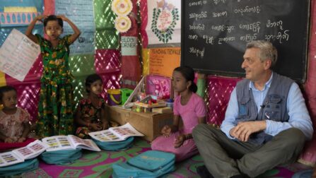 O Alto Comissário da ONU para Refugiados, Filippo Grandi, conheceu Myshara (de rosa) e outras crianças do grupo que ela lidera em um centro de aprendizagem no campo de Kutupalong em abril de 2019